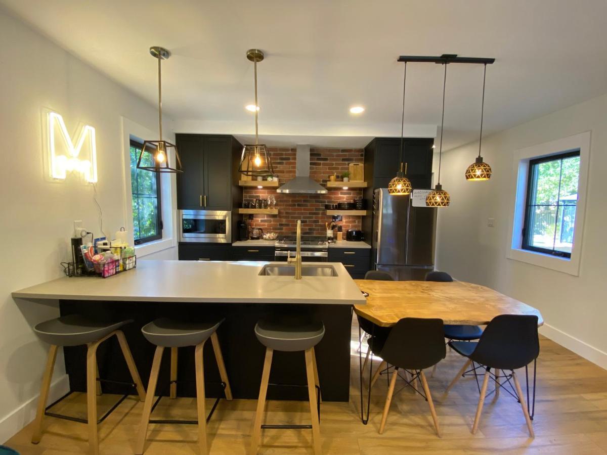 Stylish Downtown Kingsville Getaway With Putting Green, Firepit & Games Εξωτερικό φωτογραφία