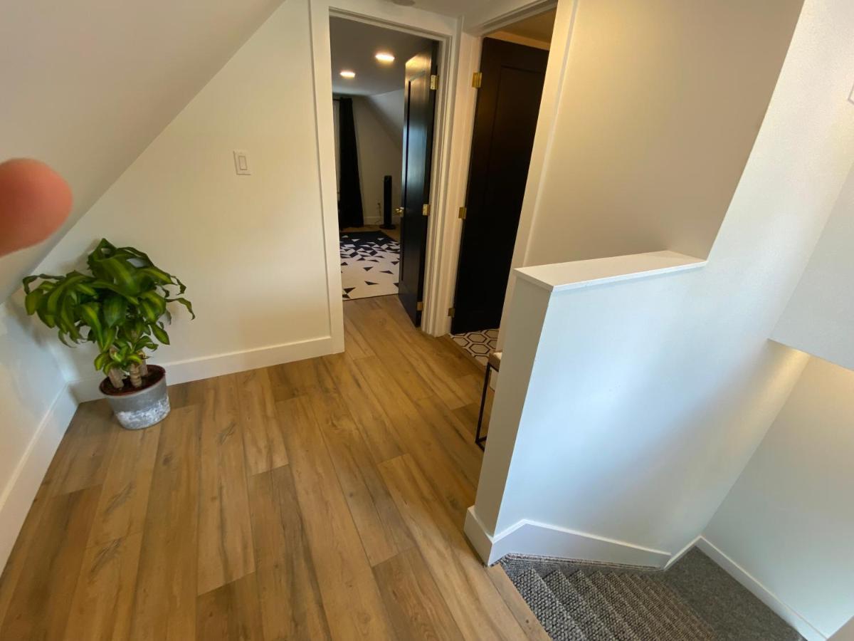 Stylish Downtown Kingsville Getaway With Putting Green, Firepit & Games Εξωτερικό φωτογραφία