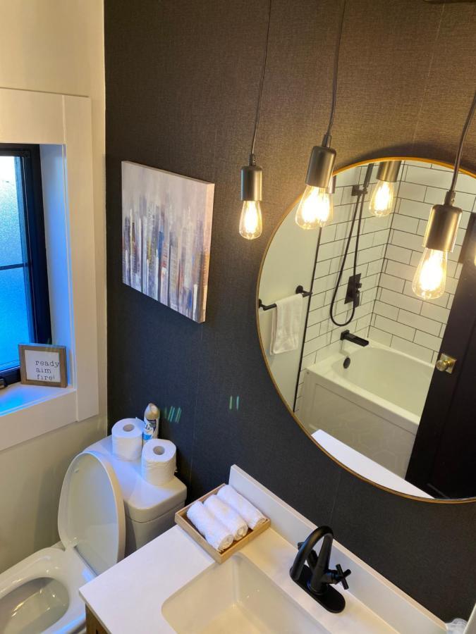 Stylish Downtown Kingsville Getaway With Putting Green, Firepit & Games Εξωτερικό φωτογραφία