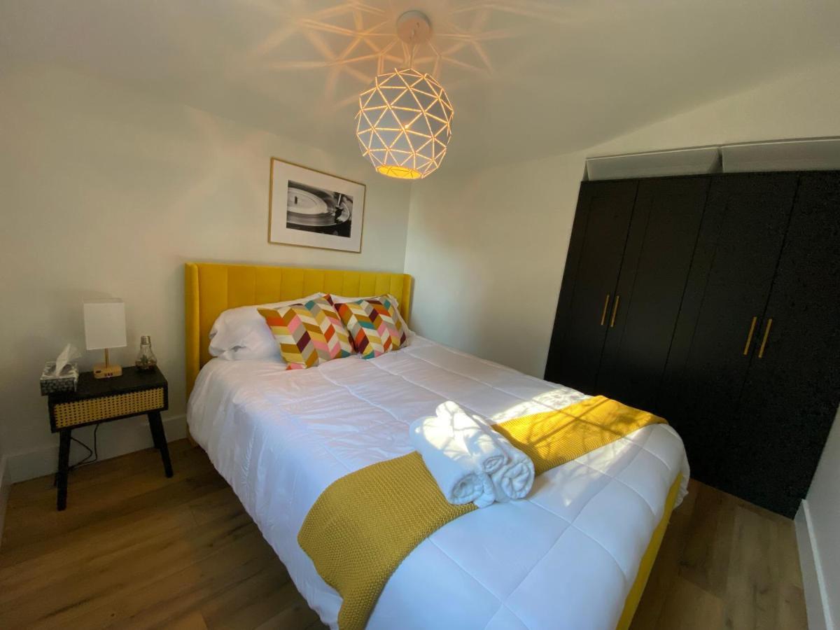 Stylish Downtown Kingsville Getaway With Putting Green, Firepit & Games Εξωτερικό φωτογραφία