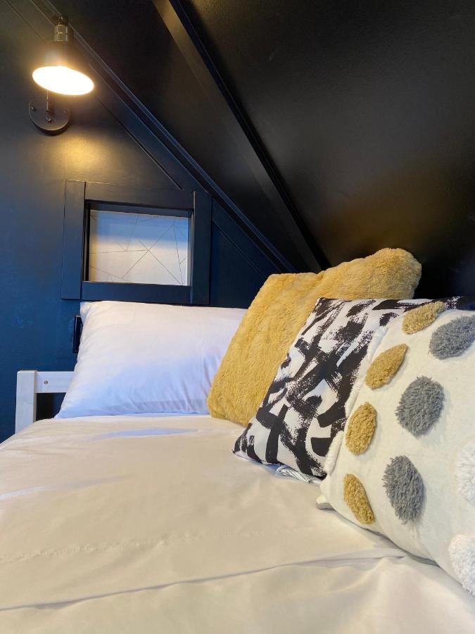Stylish Downtown Kingsville Getaway With Putting Green, Firepit & Games Εξωτερικό φωτογραφία