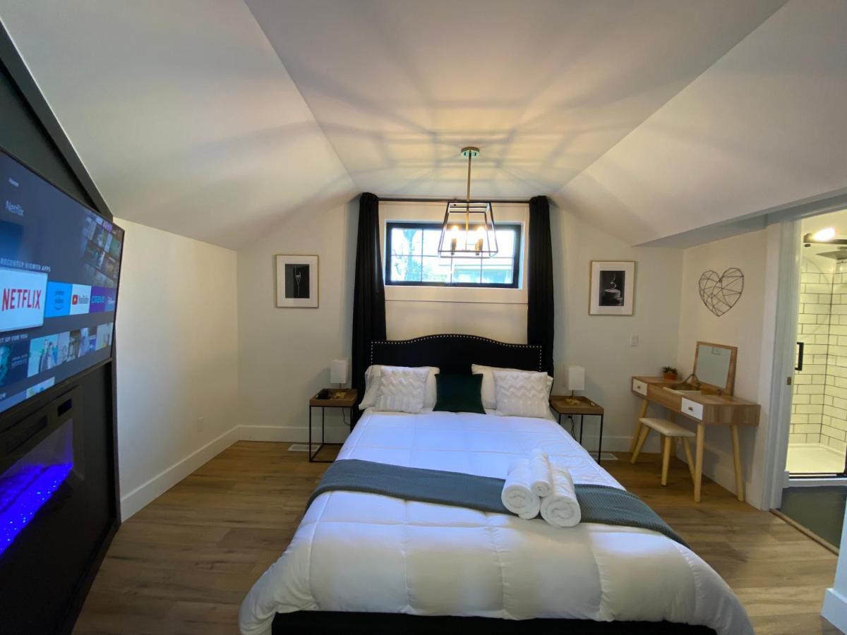 Stylish Downtown Kingsville Getaway With Putting Green, Firepit & Games Εξωτερικό φωτογραφία