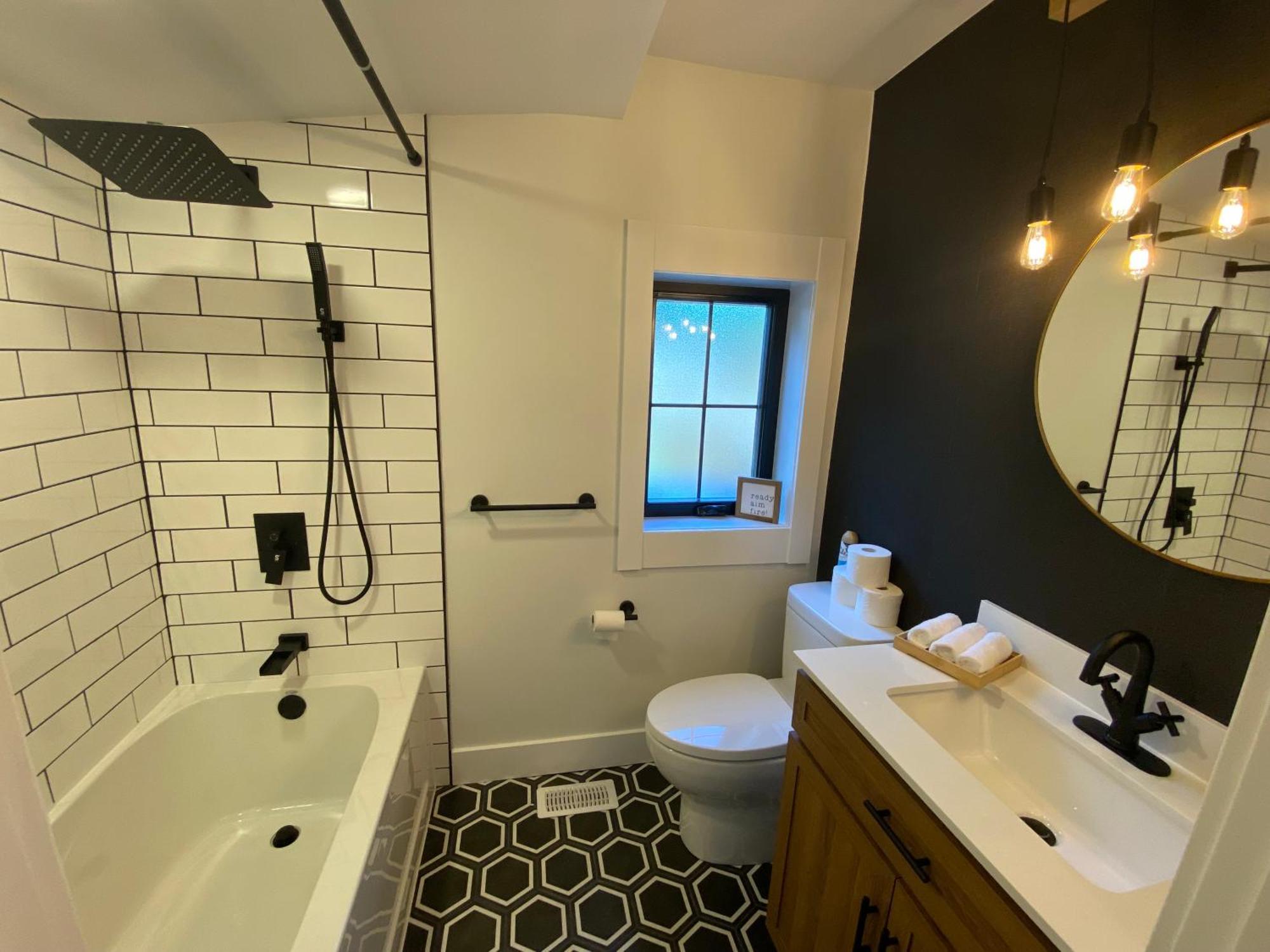 Stylish Downtown Kingsville Getaway With Putting Green, Firepit & Games Εξωτερικό φωτογραφία