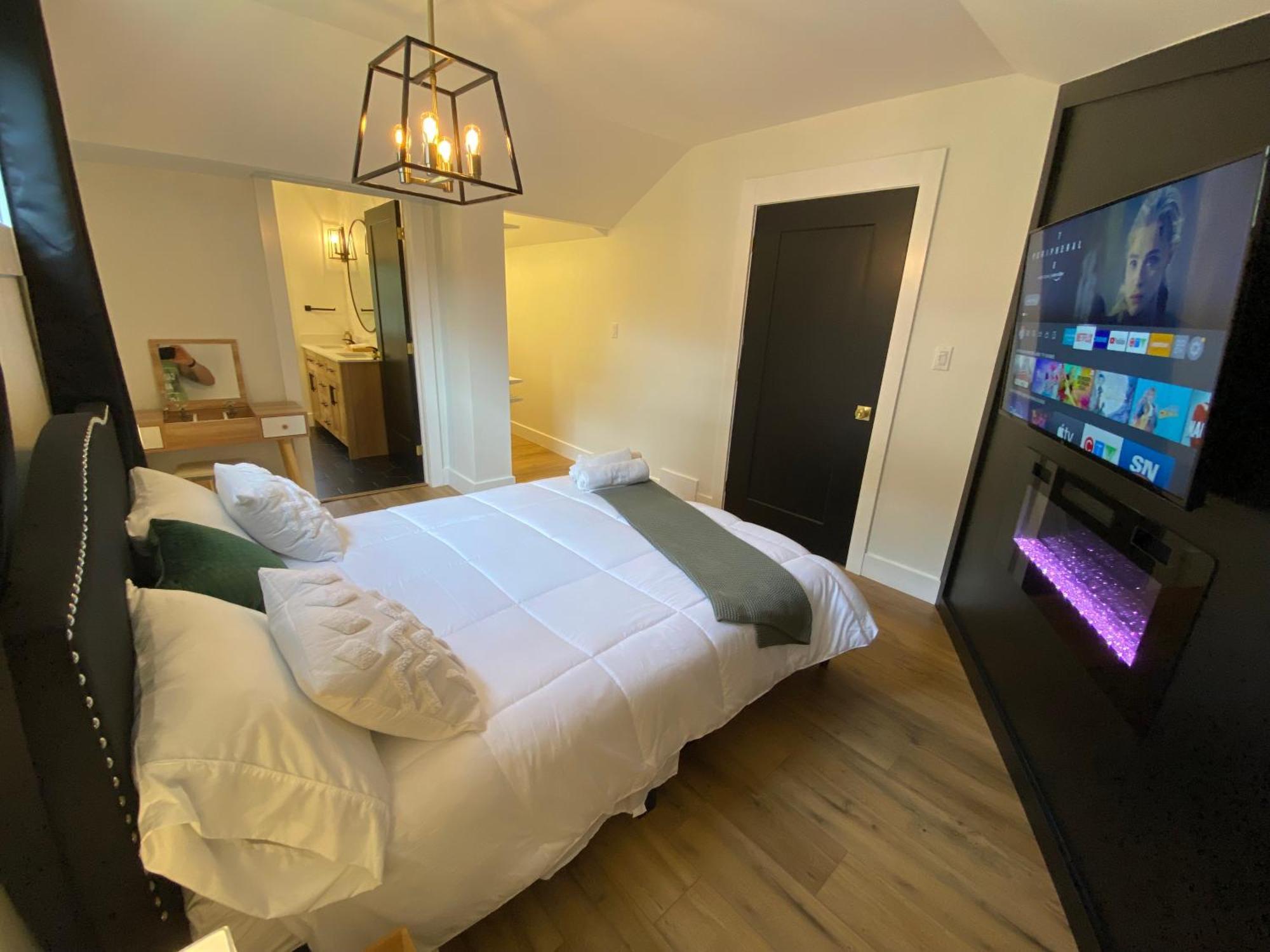 Stylish Downtown Kingsville Getaway With Putting Green, Firepit & Games Εξωτερικό φωτογραφία